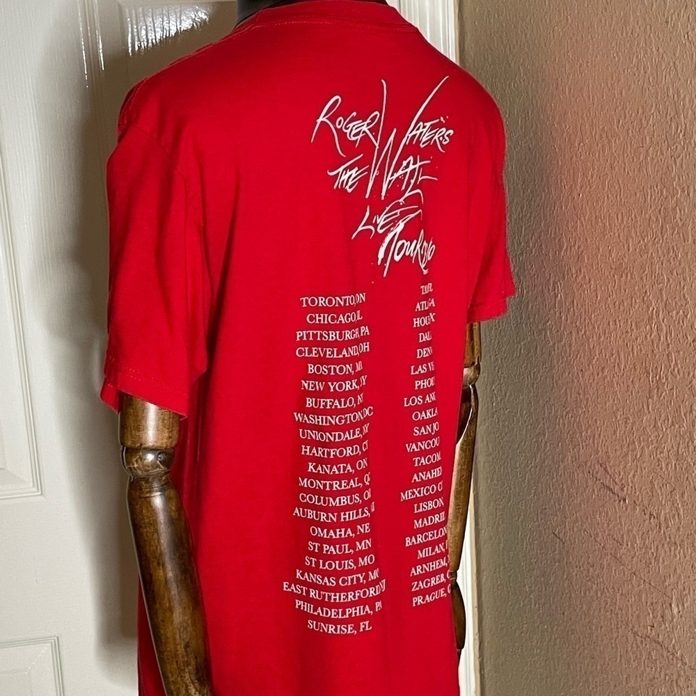 Roger Waters The Wall Live Tour 2010 "Trust Us" T-Shirt Red • Large - Picture 4 of 12